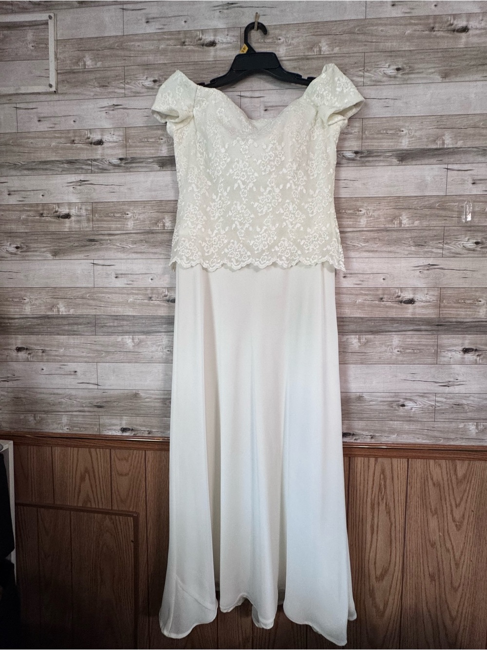 Vintage 90s Cachet Off-The-Shoulder Lace & Chiffon Formal Gown Gown - Ivory / Cr